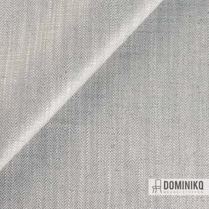 Grijze Kvadrat Flint meubelstof met klassieke chevronvorm, geschikt voor diverse oppervlaktes, in 20 kleuren verkrijgbaar.