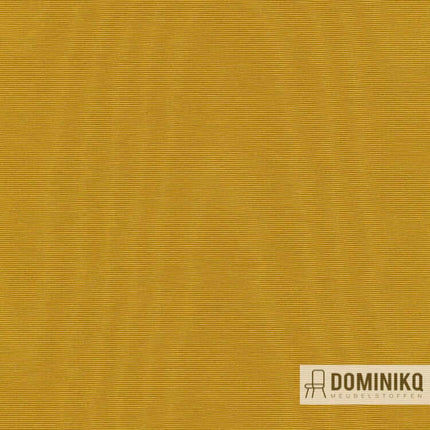 Kvadrat Sahco Moiré 014 stof met fijne lijnen en moiré effect in diep donkergeel, ontworpen door Vincent van Duysen en deels gerecycled katoen. 