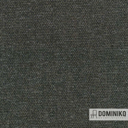Close-up van Kvadrat Sahco Moss 007 meubelstof met gestructureerde textuur en zachte handgreep in donkere tinten.