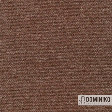 Bruin meubelstof met gestructureerde structuur en zachte handgreep, onderdeel van Kvadrat - Sahco - Moss - 012 collectie.