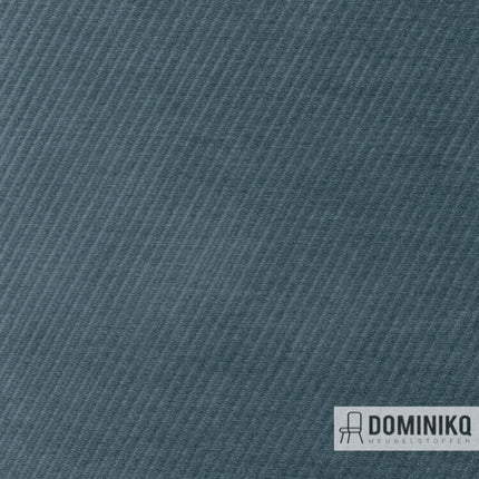 Blauwe Kvadrat Sahco Nabis 009 stof met diagonale twill textuur van chenille garen, geeft meubels een subtiel, spontaan karakter.