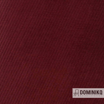 Rode chenille stof Nabis van Kvadrat Sahco met diagonale streep voor meubels, zachte textuur en modern klassiek ontwerp.
