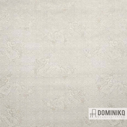 Lichte velours meubelstof Kvadrat Sahco Naga met klassiek patroon en oriëntaalse draken, herhalend per 47 cm. Vraag naar actuele voorraad.