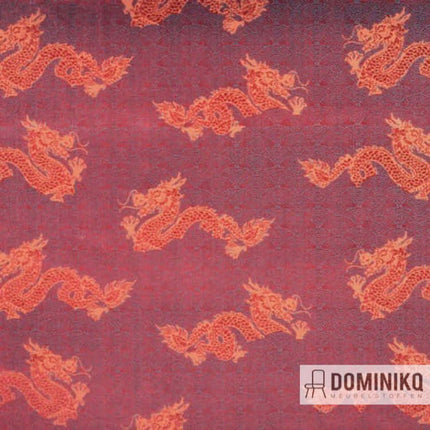 Prachtige velours meubelstof met Aziatisch patroon van draken in rood en oranje tinten.