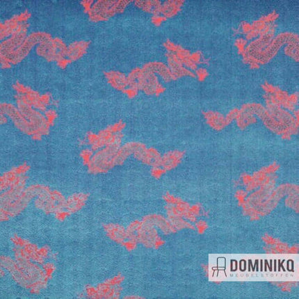 Blauwe velours meubelstof met rood drakenpatroon, Kvadrat - Sahco - Naga collectie, geschikt voor interieurdecoratie.