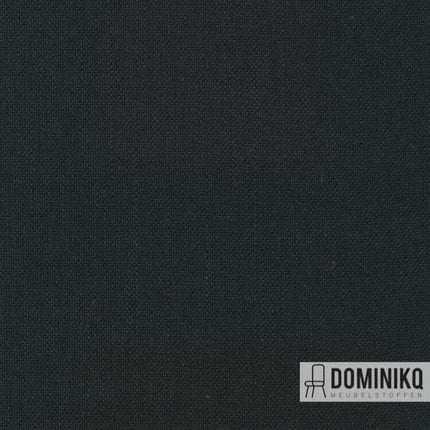 Stofdetail van Kvadrat Raf Simons Sunniva 3 - rijke textuur met complexe kleurtinten op donkere achtergrond.