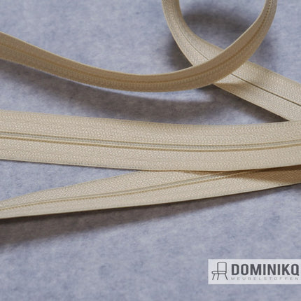 Beige rits op rol 25mm breed, ideaal voor interieur projecten zoals kussens en meubels. Verkrijgbaar vanaf 1 meter.