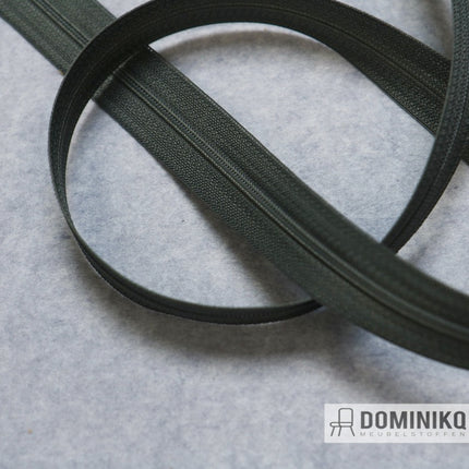 Groene Opti rits op rol van 25mm, geschikt voor op maat gemaakte kussens en moderne meubels. Verkocht door Dominikq.