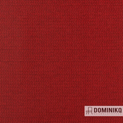 Rode semi-plain stof Vescom Malta 7037.09, duurzame vinyl coating, geschikt voor intensief gebruik in commerciële en residentiële settings.