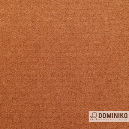 Vescom Ariana mohair fluweelstof in roestkleur, bekend om zijn glanzende uitstraling en gevoel. Verkrijgbaar in 35 kleuren.