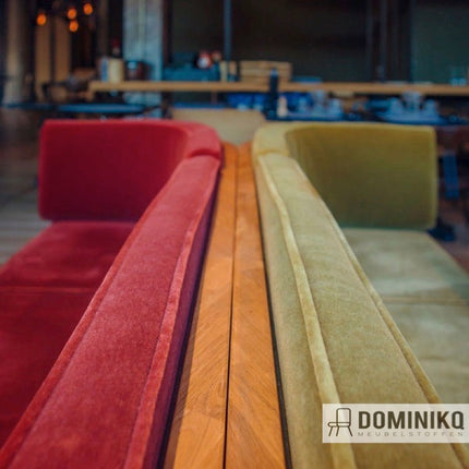 Luxe Vescom Zanzibar meubelstof in rood en olijfgroen, ideaal voor comfortabele conferentie- en theaterstoelen.