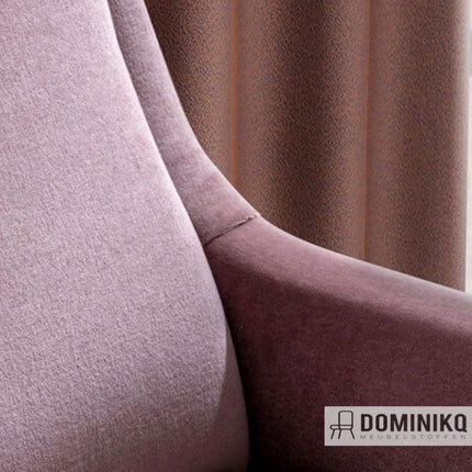 Vescom Ariana mohair velvet in mauveroze tint, luxueuze en glanzende stof geschikt voor meubels, detail van textuur en kleur.