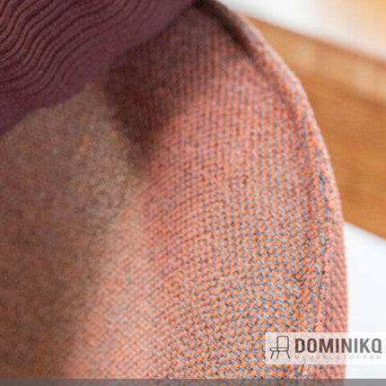 Detail van Vescom Avon stof naar retro-look in oranje en bruine tinten, gemaakt van 100% gerecycled plastic afval, geschikt voor interieur.