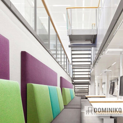 Interieur met kleurrijke bekleding op wandpanelen in een moderne kantooromgeving.