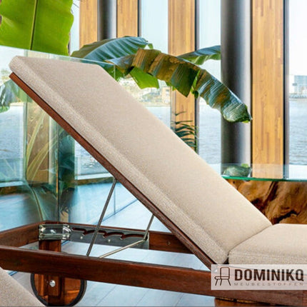 Beige loungestoel bekleed met Vescom Creek vinyl, comfortabel en duurzaam, in een stijlvolle kamer met houten en groene accenten.