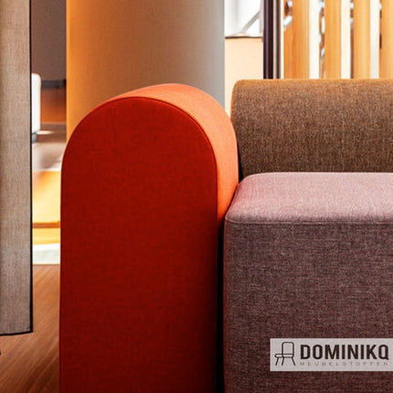 Moderne zitmeubels bekleed met sterke, kleurrijke Vescom Dikson meubelstof in een stijlvolle interieursetting