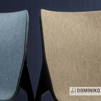 Twee stoelen met Vescom Hestan meubelstof in blauw en beige tinten, geschikt voor natuurlijke interieurs.