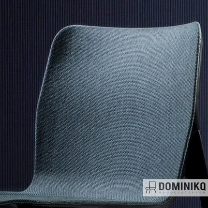 Stijlvolle blauwe stoel met Vescom Hestan stof, klassiek geweven met fijn patroon, past perfect in een natuurlijke of houttinten interieur.