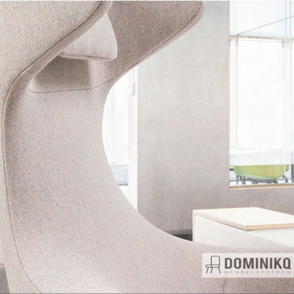 Beige meubel bekleed met Vescom Lamu stof, zachte textuur, comfortabel voelend, interieur zonder watermerk, modern design.