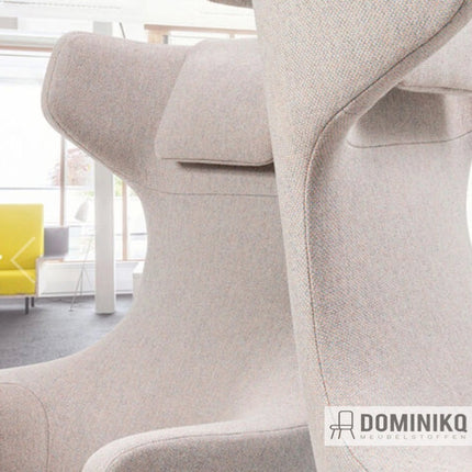 Stijlvolle Vescom Lamu stoelstof in zacht beige, gemaakt van duurzaam polyester, ideaal voor moderne interieurs.