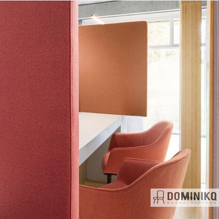 Interieur met Vescom meubelstof Lani in moderne rode kleur, geschikt voor diverse stijlen, gemaakt van duurzame, zachte wol en polyamide.