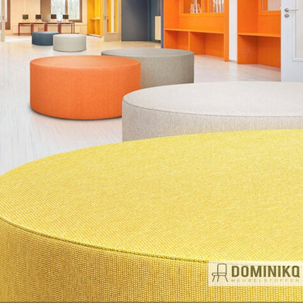 Moderne kleurrijke poefs bekleed met Vescom Malta-stof in een stijlvolle ruimte, geschikt voor intensief commercieel gebruik.