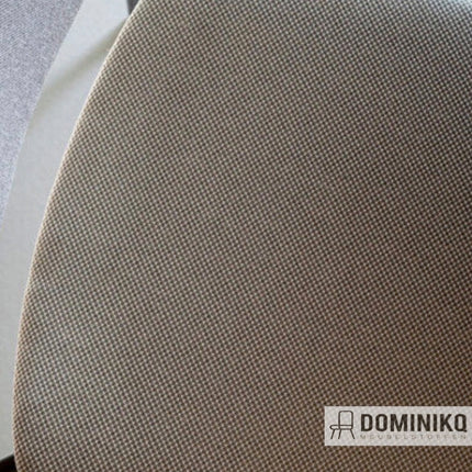 Detail van tweekleurige Vescom Norfolk meubelstof met niet-directioneel grafisch raster, gemaakt van gerecycled plastic.