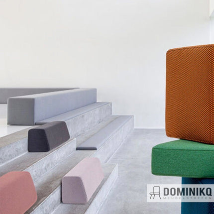 Moderne interieur met kleurrijke Vescom Rolla meubelstoffen in geometrisch ontwerp, perfect voor intensieve projecttoepassingen.