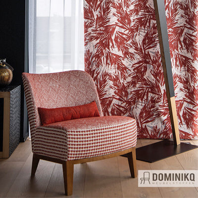 Rode Montero stoel en gordijn met tropische palm print ontworpen door Casal, geplaatst in een moderne kamer.